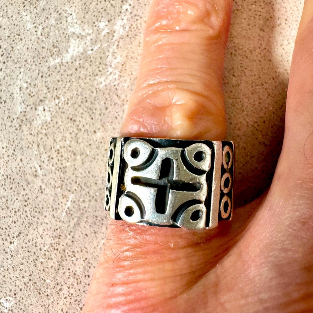 Signed heavy silver 925 ring